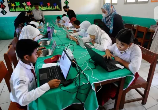 Sejumlah siswa SDN Pondok Petir 01 mengikuti Asesmen Nasional Berbasis Komputer (ANBK) di Depok, Jawa Barat, Selasa (4/10/2022). Dinas Pendidikan Kota Depok Bidang Pembinaan SD mensosialisasikan ANBK. (merdeka.com/Arie Basuki)