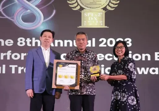 Direktur Jaringan dan Layanan BRI Andrijanto saat mewakili BRI menerima penghargaan SPEx2® DX Award 2023.