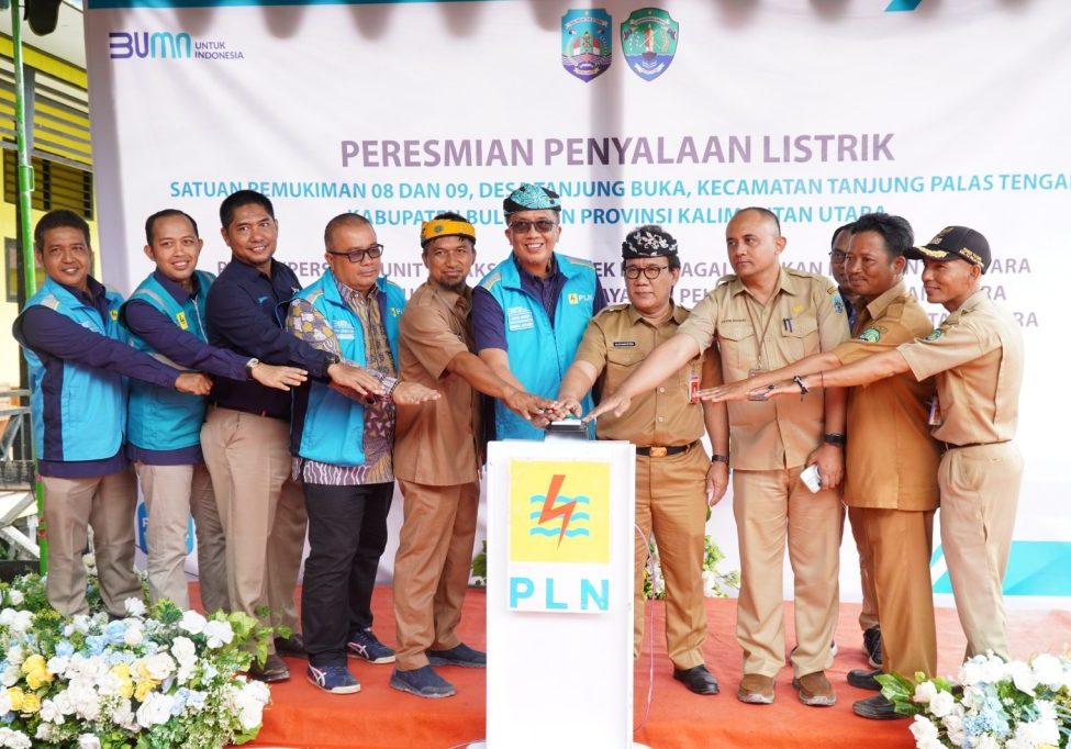 PERESMIAN : Plh Asisten Perekonomian dan Pembangunan, Burhanuddin, S.Sos, M.Si Bersama GM PT PLN (Persero) UI Kaltimtara, Agung Muridfi meresmikan penyalaan listrik di Permukiman Transmigrasi SP 8 dan 9, Tanjung Buka, Selasa (2/7).