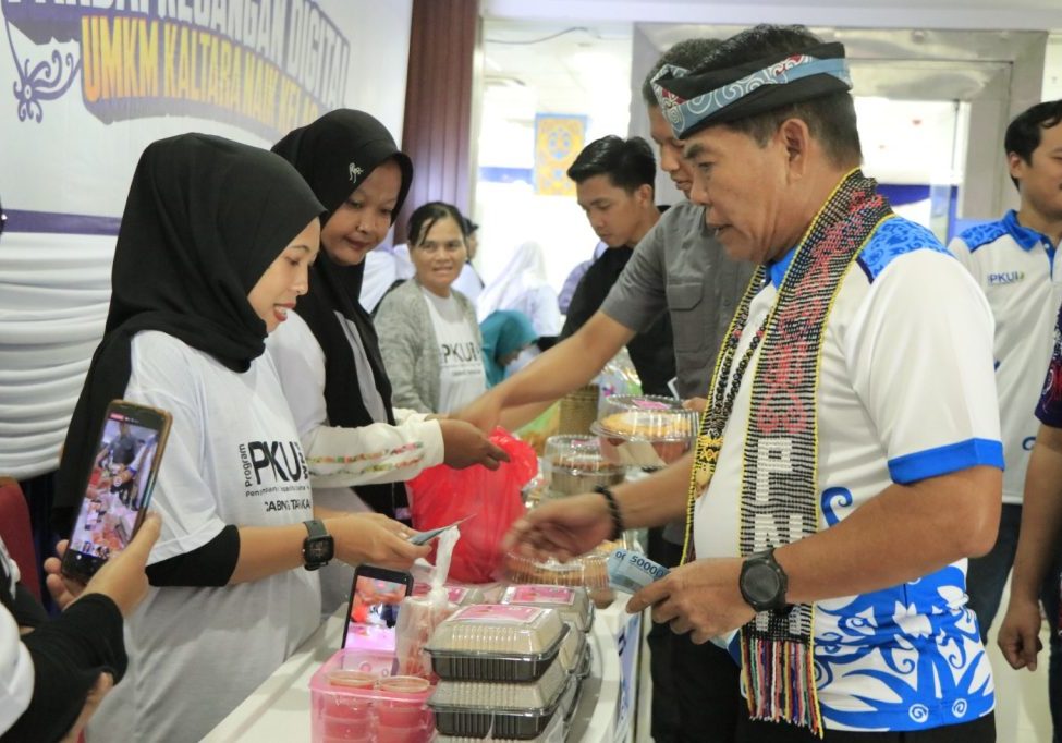 PEMBINAAN : Gubernur Kaltara, DR (HC) H Zainal A Paliwang, M.Hum meninjau gerai UMKM pada pelaksanaan Program Pengembangan Kapasitas Usaha di Gedung Gadis, Sabtu (10/8).