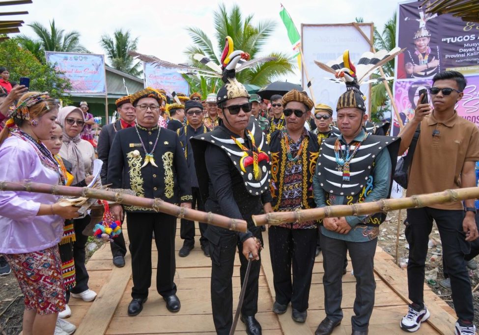 TUGOS ADANG : Gubernur Kaltara, DR (HC) H Zainal A Paliwang, M.Hum membuka secara langsung Mubes Lembaga Adat Dayak Bulusu ke-8 di Desa Kelembunan, Kecamatan Sekatak, Sabtu (10/8).