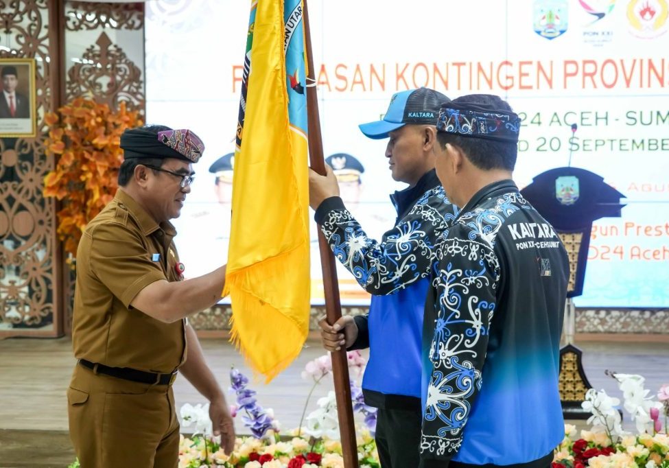 PELEPASAN : Sekprov Kaltara, Dr. H. Suriansyah, M.AP melepas Kontingen Kaltara pada pelaksanaan PON XXI Aceh-Sumut Tahun 2024 di Ruang Serbaguna Gedung Gadis, Senin (26/8)