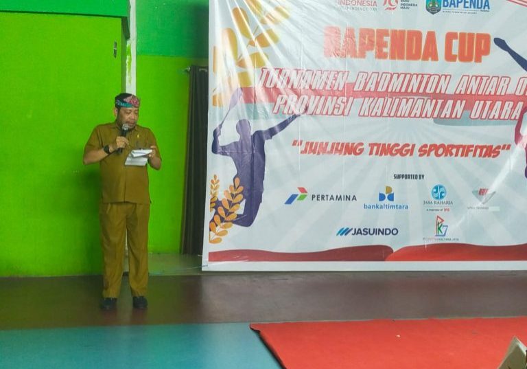 APRESIASI : Gubernur Kaltara, Dr. H. Zainal A. Paliwang, SH., M.Hum, diwakili Asisten Bidang Administrasi Umum, Pollymaart Sijabat, SKM., M.AP membuka Turnamen Badminton Piala Bapenda CUP Tahun 2024 Rangkaian HUT RI ke-79