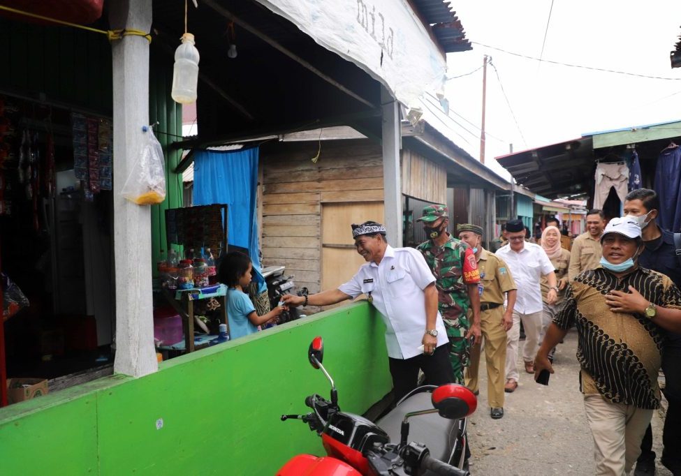 CEGAH KEMISKINAN : Gubernur Kaltara, Dr. H. Zainal A. Paliwang, SH, M.Hum meninjau rumah masyarakat di Kabupaten Nunukan.