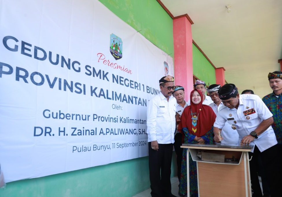 PENANDATANGANAN : Gubernur Kaltara, Dr. H. Zainal A. Paliwang, S.H, M.Hum membubuhkan tanda tangan prasasti Gedung SMK Negeri 1 Bunyu, di Pulau Bunyu, Rabu (11/9).