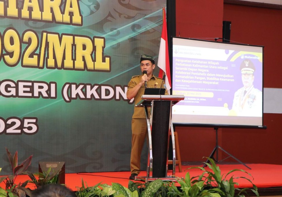 NARASUMBER : Pj. Sekretaris Provinsi (Sekprov) Kaltara Dr. Bustan, S.E., M.Si menjadi narasumber pada KKDN Pasis Sesko TNI 2025, di Hotel Tarakan Plaza, Selasa (20/5). 