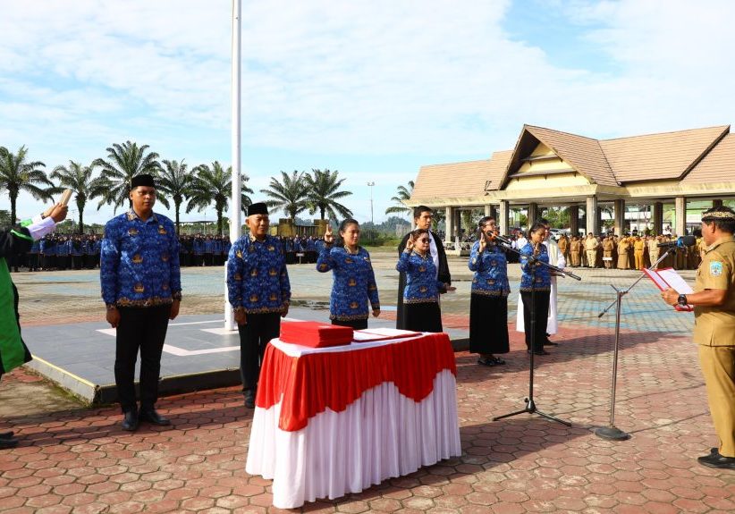 SELAMAT : Gubernur Kaltara, Dr. H. Zainal A. Paliwang, SH., M.Hum melantik pejabat fungsional dan PPPK pada lingkungan Pemprov Kaltara, di Lapangan Agatis, Senin (23/6).