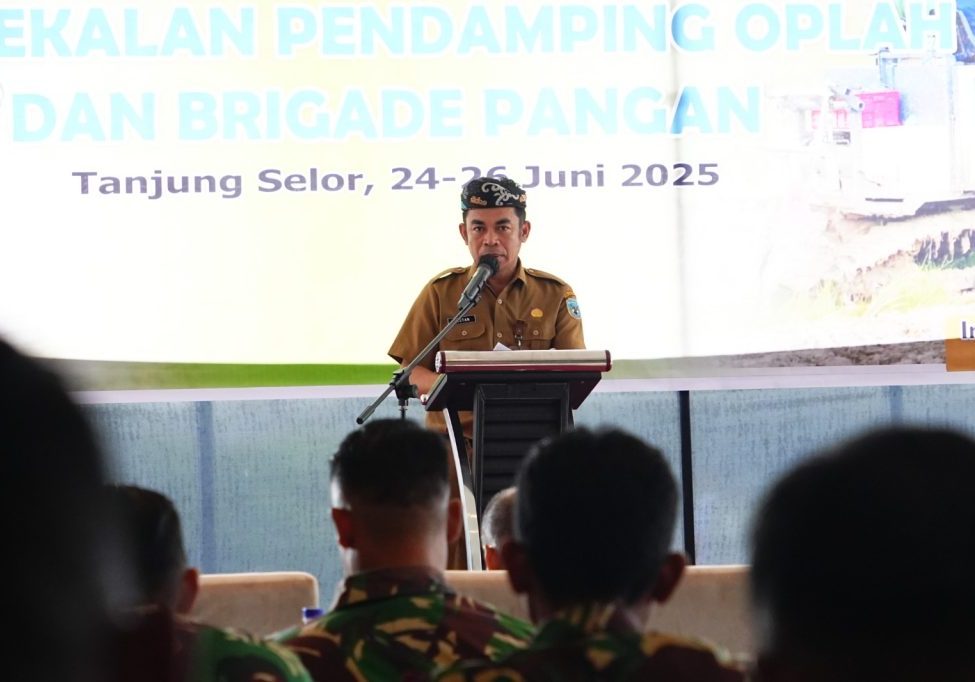 OPTIMASI LAHAN : Pj Sekretaris Daerah Dr. Bustan, S.E., M.AP membuka secara resmi kegiatan Bimtek Pembekalan Pendamping Oplah dan Brigade Pangan yang diinisiasi Pemerintah Provinsi Kaltara melalui Dinas Pertanian dan Ketahanan Pangan (DPKP), Selasa (24/6). 