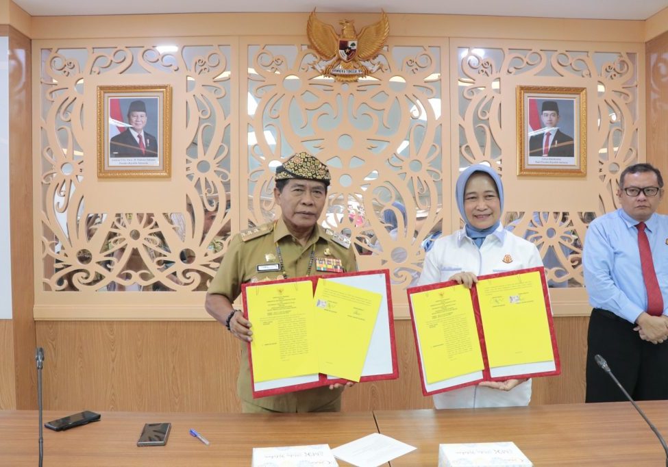 KESEPAKATAN BERSAMA : Gubernur Kaltara, Dr. H. Zainal A. Paliwang, S.H., M.Hum., bersama Kepala Kejati Kaltara, Amiek Mulandari, S.H., M.H. melakukan penandatanganan Kesepakatan Bersama dengan Kejati Kaltara terkait penanganan masalah hukum di bidang Perdata dan TUN, Selasa (24/6).