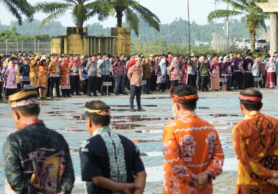 APEL PAGI : Apel pagi di lingkungan Pemprov Kaltara di Lapangan Agatis, Senin (30/6).