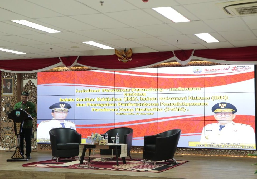 BERI ARAHAN : Pj Sekprov Kaltara, Dr Bustan SE, M.Si berikan kegiatan Sosialisasi Peraturan Perundang-undangan Tahun Anggaran 2025 yang digelar di Gedung Gadis Lantai I, Senin, (30/6). 