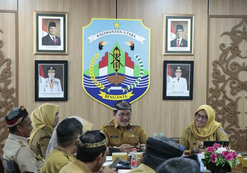 RAPAT BERSAMA : Wagub Kaltara, Ingkong Ala, SE, M.Si memimpin Rapat Bersama Tim  Itjen Kemendagri di Ruang Rapat Lantai 3 Kantor Gubernur Kaltara, Senin (7/7).