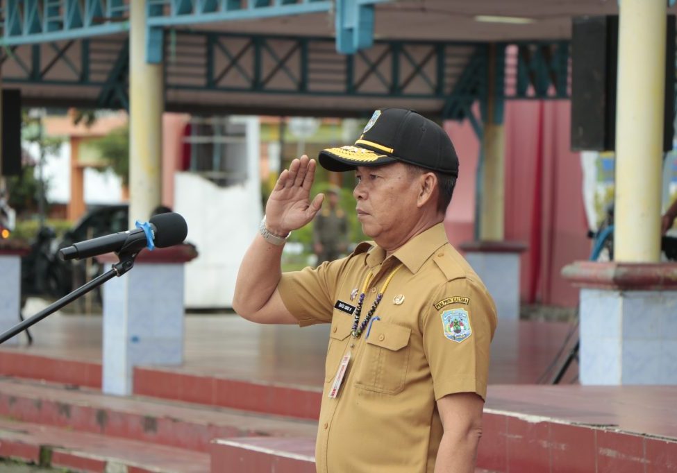 APEL PAGI :  Asisten Bidang Pemerintahan dan Kesejahteraan Rakyat Setdaprov Kaltara, H. Datu Iqro Ramadhan, S.Sos., M.Si memimpin Apel Gabungan di lingkungan Pemerintah Provinsi (Pemprov) Kaltara di gelar Lapangan Agatis, Senin (7/7) pagi.  