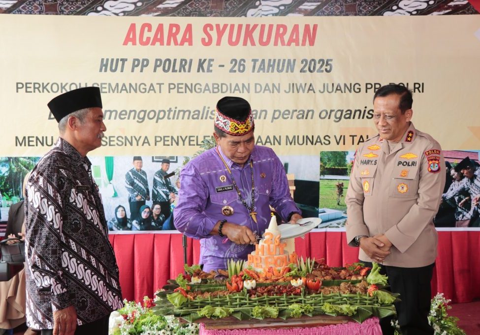 SYUKURAN : Gubernur Kaltara Dr. H. Zainal A. Paliwang, S.H., M.Hum menghadiri acara peringatan Hari Ulang Tahun Persatuan Purnawirawan Polri ke 26 di Jalan Jelarai Gang Haji Raju pada Kamis (10/7) pagi. 