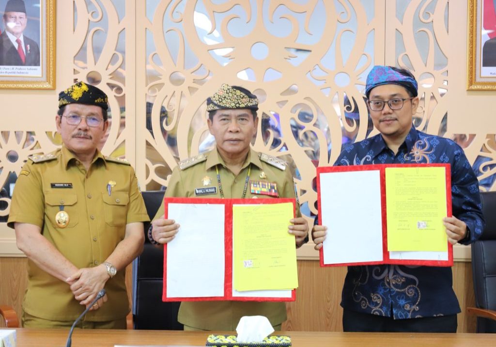 KERJASAMA :  Gubernur dan Wagub Kaltara (Dr. H. Zainal A. Paliwang, S.H., M.Hum - Ingkong Ala, SE., M.Si) melakukan Penandatanganan Kesepakatan Bersama dan Perjanjian Kerjasama dengan BPKP Perwakilan Provinsi Kaltara dalam rangka pengawasan kolaboratif lintas sektoral di Provinsi Kaltara, Senin (14/7).