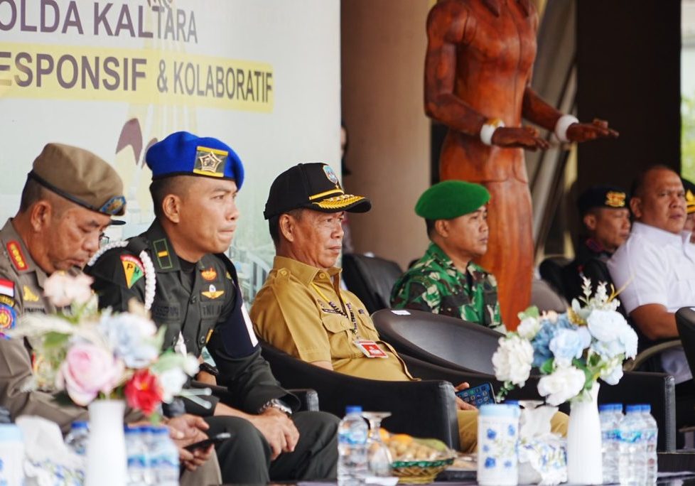 OPERASI PATUH :Asisten Bidang Pemerintahan dan Kesejahteraan Rakyat Setprov Kaltara, H. Datu Iqro Ramadhan, S.Sos., M.Si menghadiri Apel Gelar Pasukan Operasi Patuh Kayan 2025 di Lapangan Markas Komando (Mako) Kepolisian Daerah (Polda) Kaltara, Senin (14/7) pagi.  
