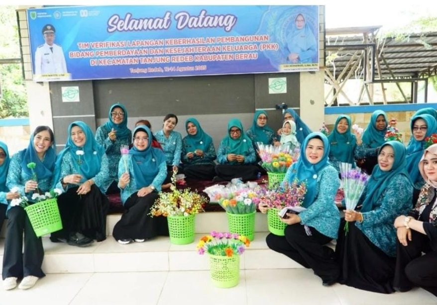 Foto bersama TP PKK Berau, TP PKK Kaltim di Pendopo Camat Tanjung Redeb. Foto (spesial)