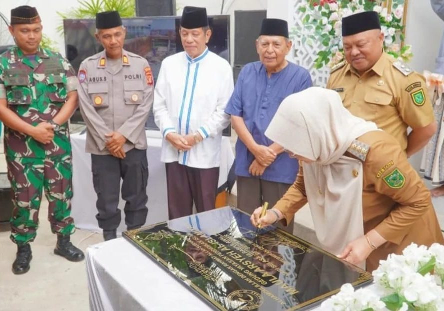 PENANDATANGANAN PRASASTI : Bupati Berau  resmikan gedung yayasan maula arsyeyh Al-Islamiyah Majelis Rotibul Haddad, selasa (9/9/2025). 
