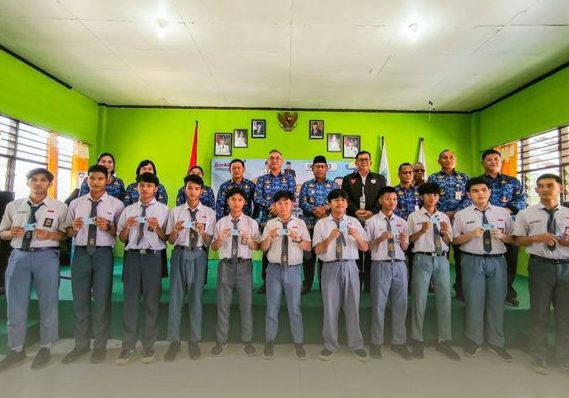 ABADIKAN MOMEN : Bupati Malinau foto bersama dengan para siswa pelajar SMA yang telah selesai melakukan perekaman dan percetakan KPT Elektronik (17/9)