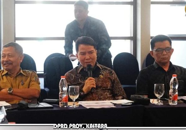 DIDAMPINGI WAKIL, Ketua DPRD Kaltara Memimpin Rapat dengan Anggota bahas rancangan peraturan mengenai kode etik, tata tertib dan tata beracara badan kehormatan DPRD. (12/11/2024)