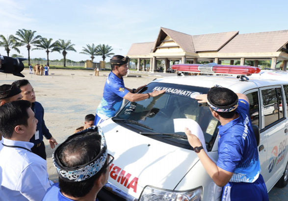 Pemprov terima bantuan satu unit Mobil Ambulans program CSR dari bank BRI Cabang Tanjung Selor, Senin (10/7). Bantuan CSR oleh Bank BRI Cabang Tanjung Selor diterima langsung oleh Gubernur Kaltara, Zainal Paliwang usai menggelar Apel Pagi Gabungan di Lapangan Agatis Tanjung Selor.