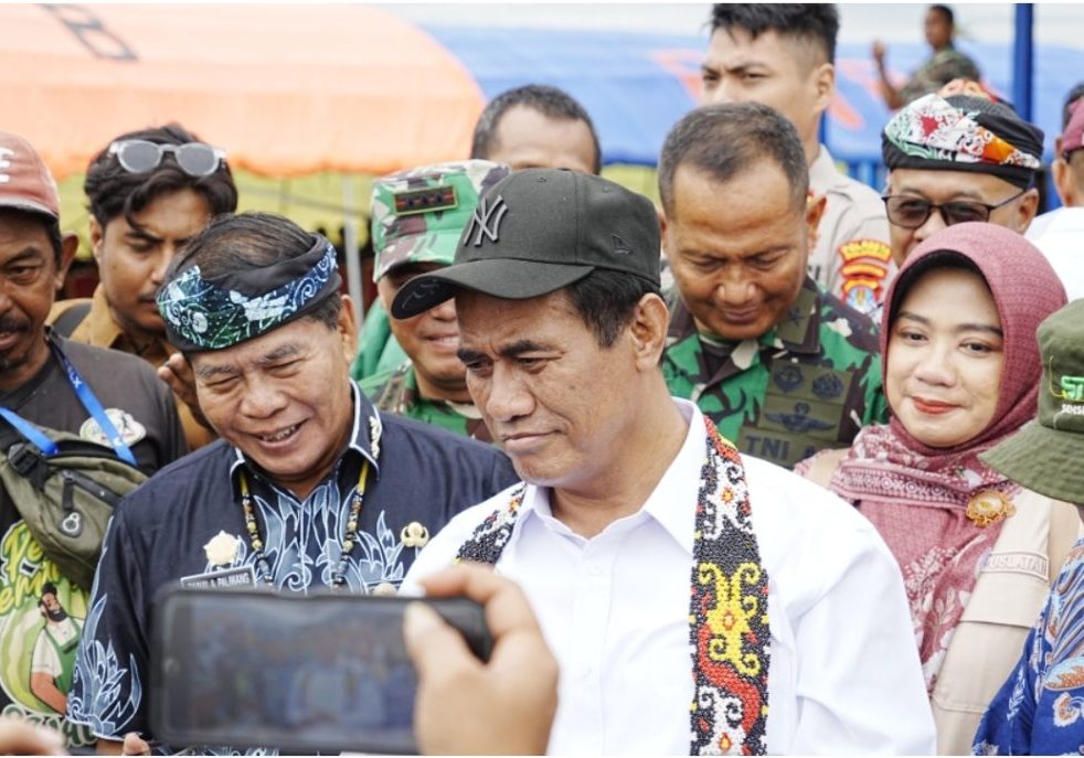 TEMU WARGA : Mentan RI Andi Amran Sulaiman Bersama Gubernur Kaltara, Dr H Zainal A. Paliwang, SH, M.Hum meninjau langsung lahan pertanian di Desa Sajau Hilir, Kamis (8/5). 