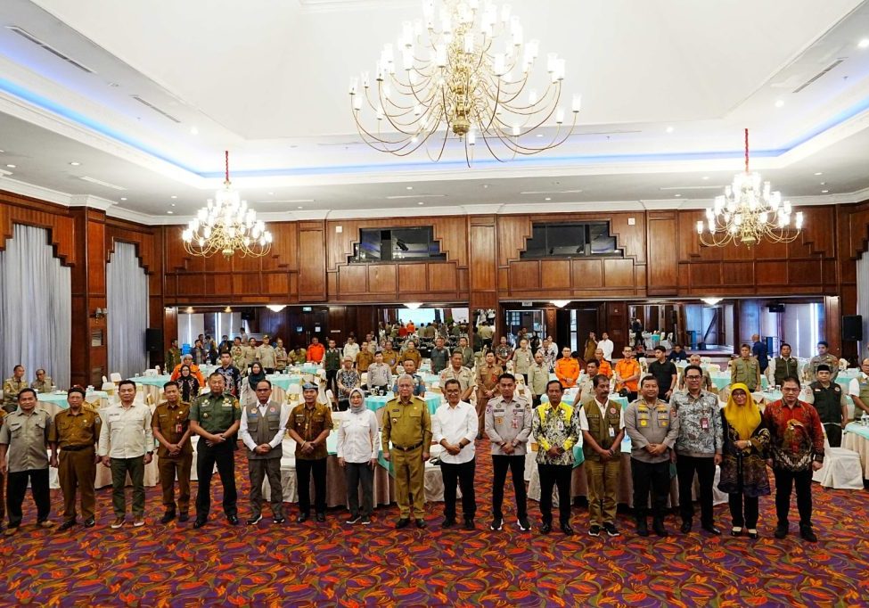 ABADIKAN MOMEN : Gubernur Kaltara, DR. (H.C) H. Zainal A Paliwang, M.Hum, mengabadikan momen foto bersama usai penandatangan kesepakatan bersama perwakilan pimpinan daerah Wilayah Kalimantan, Selasa (6/8/2024).