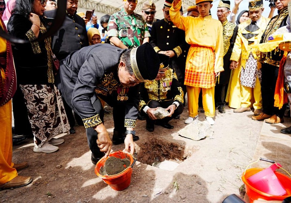 PELETAKAN BATU PERTAMA : Gubernur Kaltara, DR (HC) H Zainal A Paliwang, M.Hum meletakan batu pertama revitalisasi Kesiltanan Bulungan Maulana Muhammad Djalaluddin di Komplek Kesultanan Bulungan, Tanjung Palas, Rabu (7/8).