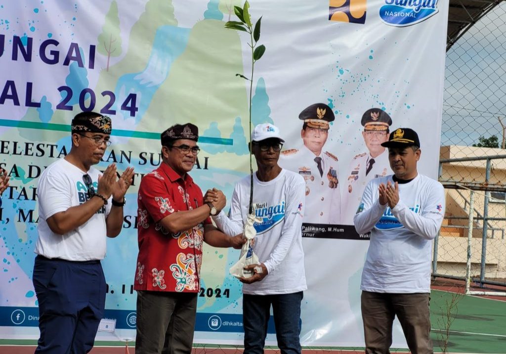 BERSIH SUNGAI : Sekprov Kaltara, Dr H Suriansyah, M.AP mengikuti aksi bersih sungai di Mangrove Edupark Kampung Lestari, Kelurahan Kampung 4 Kecamatan Tarakan Timur, Ahad (11/8).