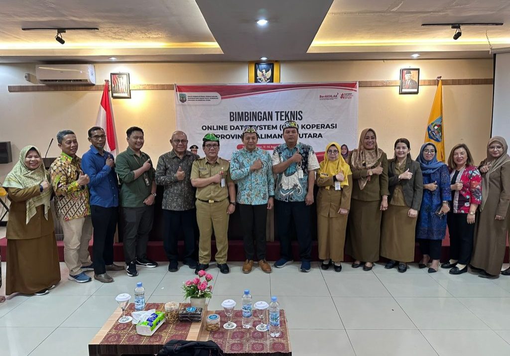 ABADIKAN MOMEN : Plh Asisten Bidang Perekonomian dan Pembangunan Setprov Kaltara, Burhanuddin berfoto bersama pada Bimtek ODS Koperasi dan UKM se-Kaltara.