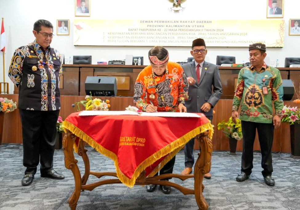 KESEPAKATAN BERSAMA : Gubenur dan Wakil Gubernur Kaltara, DR (HC) H Zainal A Paliwang, M.Hum - Dr Yansen TP, M.Si mengikuti Rapat Paripurna di Kantor DPRD Kaltara, Kamis (15/8).