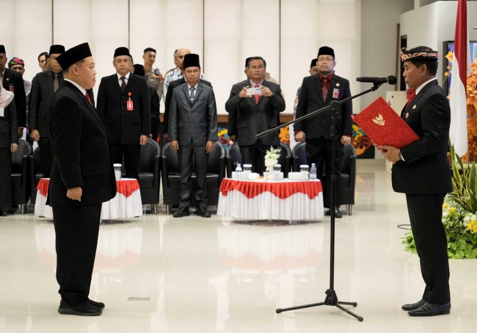 PENGUKUHAN : Gubernur Kaltara, Dr H Zainal A Paliwang, SH, M.Hum mengukuhkan Kepala Perwakilan BPKP Kaltara, Kamis (22/8). 