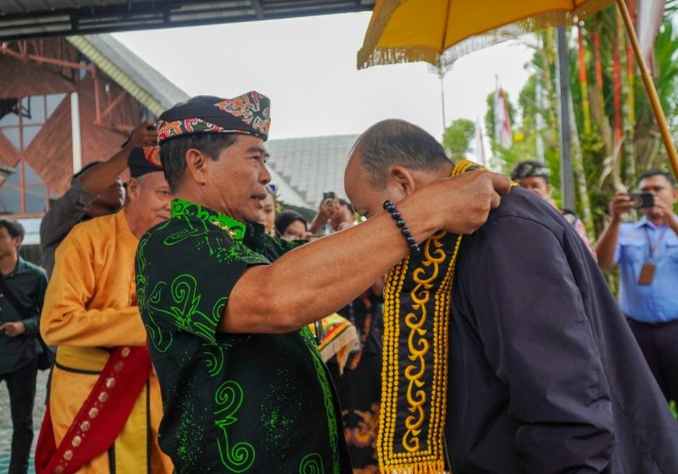 DISAMBUT HANGAT : Gubernur Kaltara, Dr. H. Zainal A Paliwang, SH, M.Hum menyambut kedatangan Plt. Deputi Bidang Pelayanan Publik KemenPAN-RB di Bandara Juwata Tarakan, Kamis (22/8). 