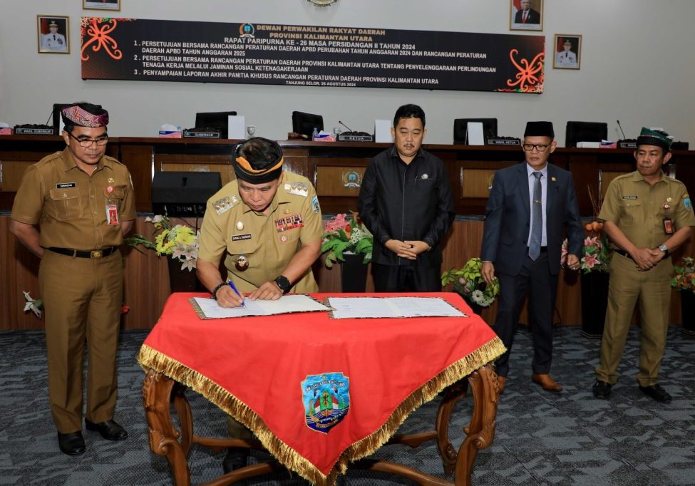 KESEPAKATAN : Gubernur Kaltara, Dr. H. Zainal A. Paliwang, SH, M.Hum mengikuti Rapat Paripurna ke-26 DPRD Provinsi Kalimantan Utara dalam Masa Persidangan II Tahun 2024, Senin (26/8). 