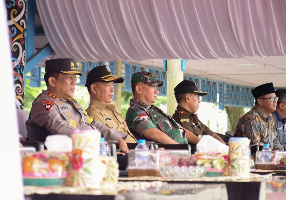 PENGAMANAN : Asisten Bidan Pemerintahan dan Kesra, H. Datu Iqro Ramadhan, S.Sos M.Si menghadiri apel gelar pasukan dan Sispamkota di Lapangan Agatis, Senin (26/8).