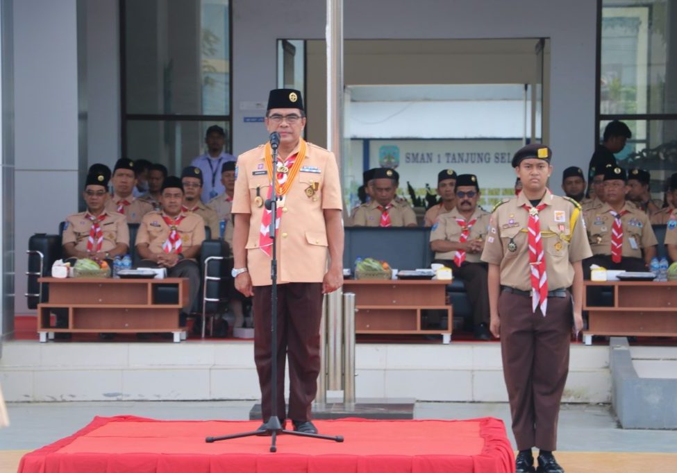 HUT PRAMUKA : Sekprov Kaltara, Dr H Suriansyah, M.AP menjadi Irup Peringatan Hari Pramuka ke 63 di halaman SMA Negeri 1 Tanjung Selor, Senin (26/8). 