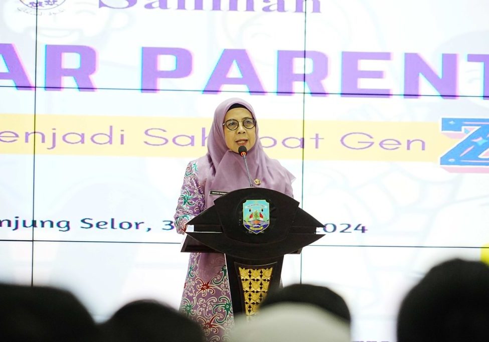 SEMINAR PARENTING : Staf Ahli Bidang Ekonomi, Pembangunan, dan Hubungan Antar Lembaga Sekretariat Daerah (Setda) Kaltara, Ir. Wahyuni Nuzband, M.A.P, menghadiri Seminar Parenting di Ruang Serbaguna Lt.1 Gedung Gadis, Sabtu (31/8).