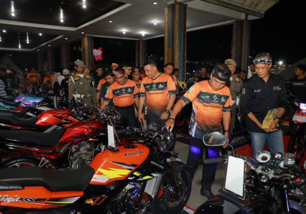 PARIWISATA UNGGULAN : Gubernur Kaltara, Dr H Zainal A Paliwang, SH, M.Hum meninjau pelaksanaan Kaltara Motofest 2K24 di Lapangan Agatis, Ahad (1/9) malam.