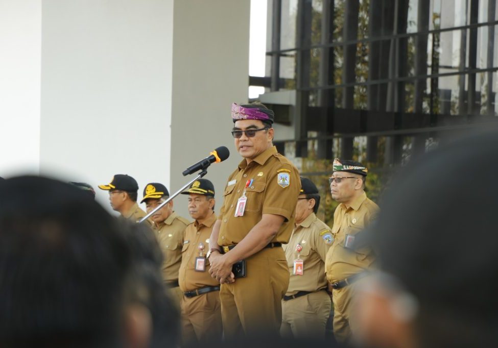 APEL PAGI : Sekprov Kaltara, Dr H Suriansyah, M.AP memberikan arahan pada apel pagi di Halaman Kantor Gubernur Kaltara, Senin (2/9).