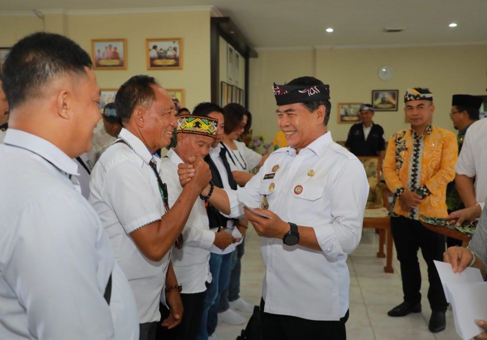 MOMEN: Gubernur Kaltara, Dr. H. Zainal A. Paliwang, S.H., M.Hum, berfoto bersama 32 peserta perjalanan ziarah rohani ke Tanah Suci Yerusalem di Bandara Juwata, Kota Tarakan, Kamis (5/9).