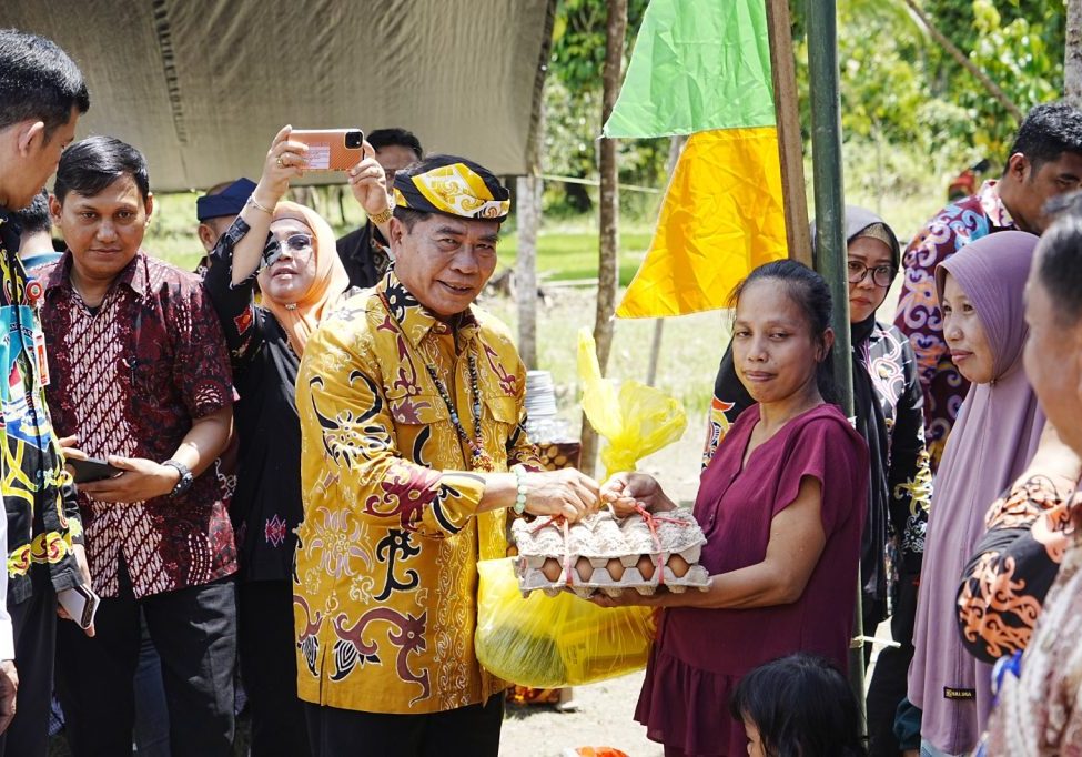 BANTUAN : Gubernur Kaltara, Dr. H. Zainal A Paliwang, M.Hum menyerahkan bantuan kepada masyarakat beberapa Waktu lalu. 