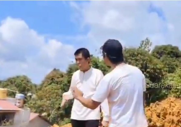 Agus Uriansyah saat melakukan peninjauan ke lokasi longsoran daerah permukiman penduduk di jalan Iswayudih Gang Angsa RT 03, Kel Rinding Kec Teluk Bayur Kabupaten Berau.

